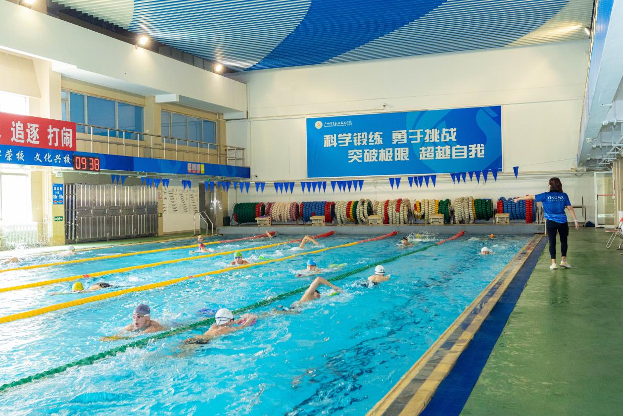 图4游泳