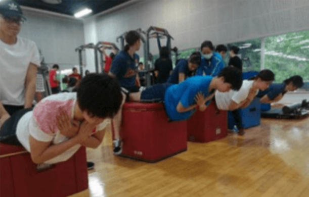 小孩们在地板上

中度可信度描述已自动生成