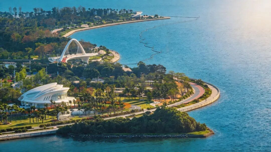 与此同时，随着滨海湾大桥、慧眼桥等标志性建筑的落成与路网骨架的全面拉开，这片热土正加速从